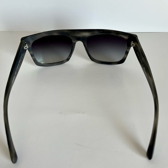 CHANEL CC Logo Sunglasses with quilted hard case - Picture 8 of 14